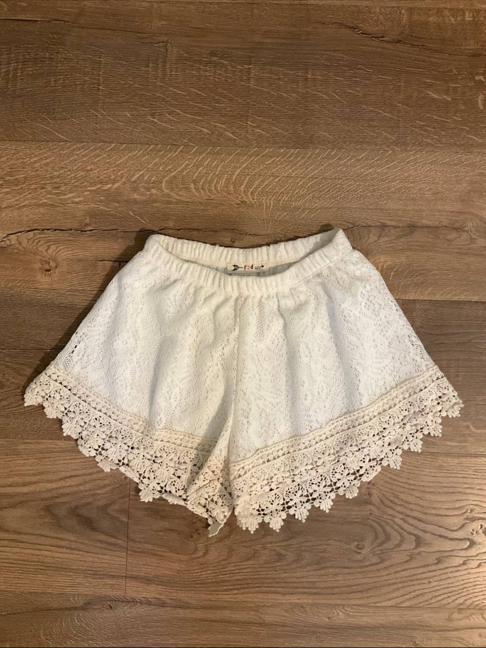 R2D Apparel white crochet lined shorts with lace trim, XS